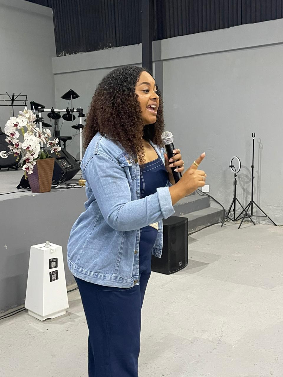 Pastora Valéria ministrando
